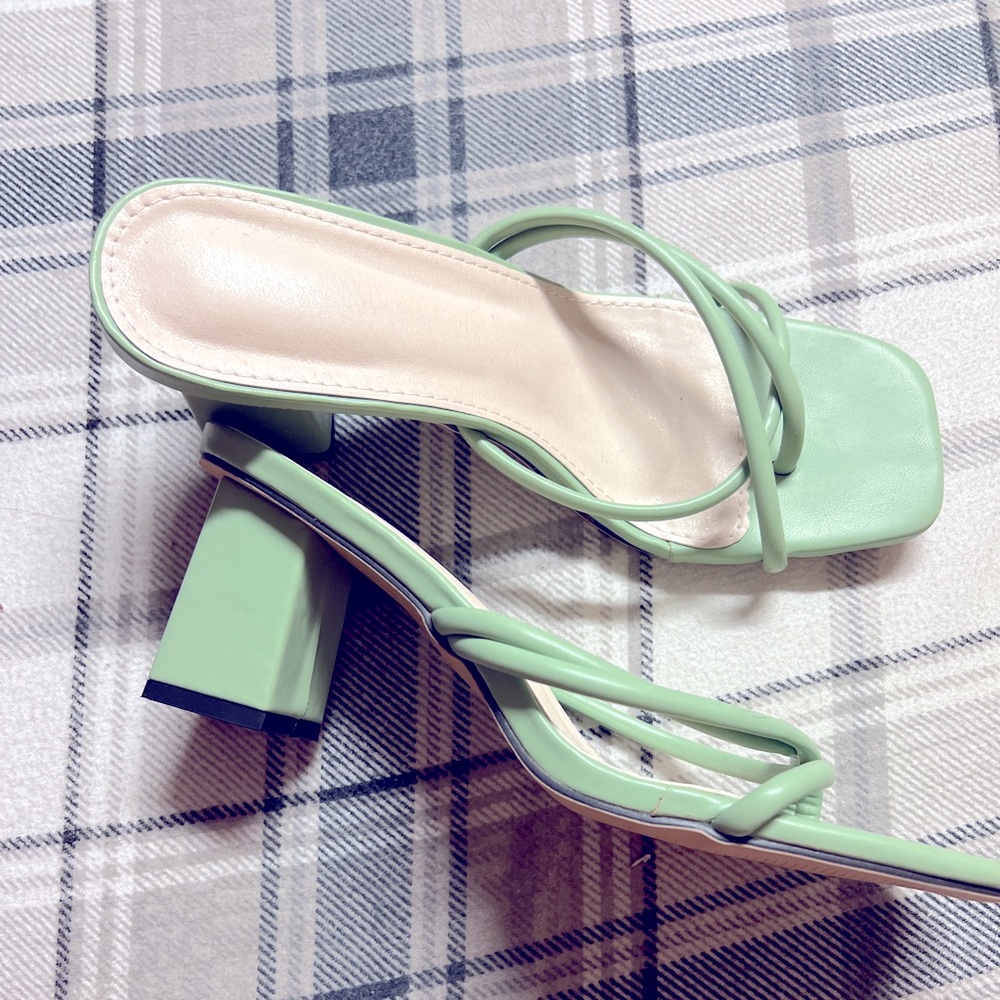 Very comfortable to wear and pretty colour.